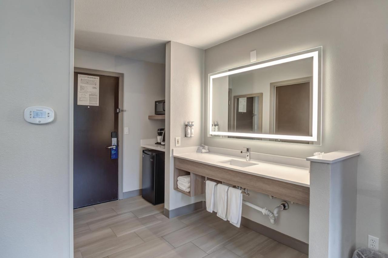Executive Queen Room with Two Queen Beds at Holiday Inn Express Portland East - Troutdale by IHG