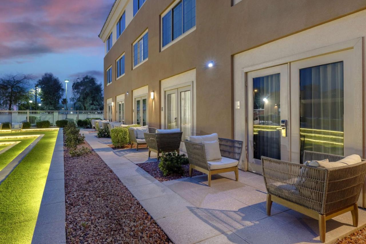 King Suite with Patio at Aiden by Best Western Scottsdale North