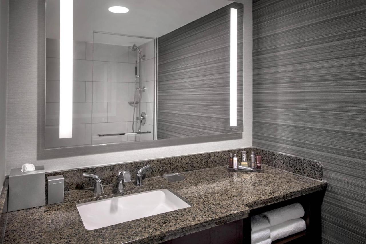 Concierge Level King at Newark Liberty International Airport Marriott