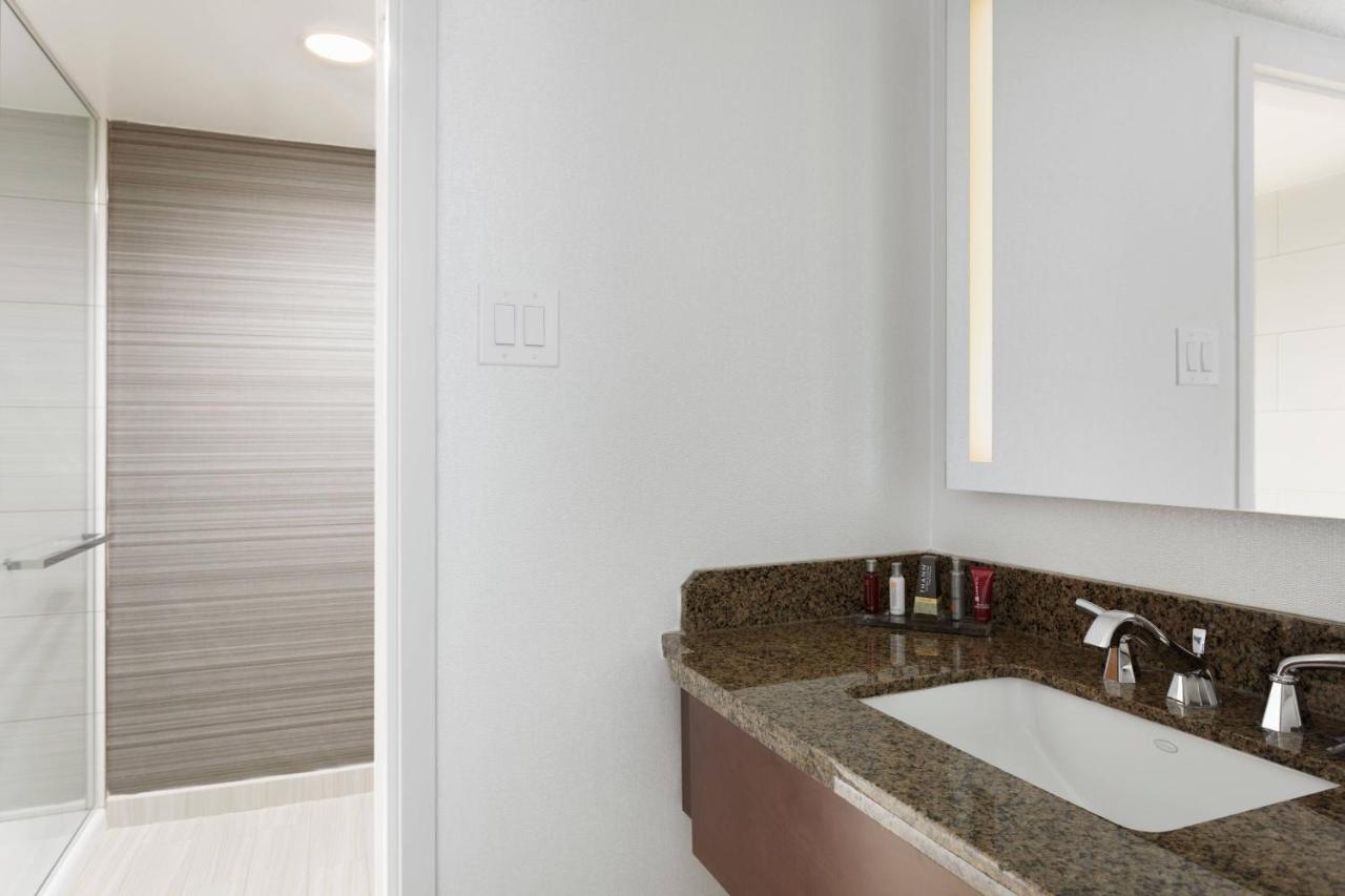 Deluxe King Room at Newark Liberty International Airport Marriott
