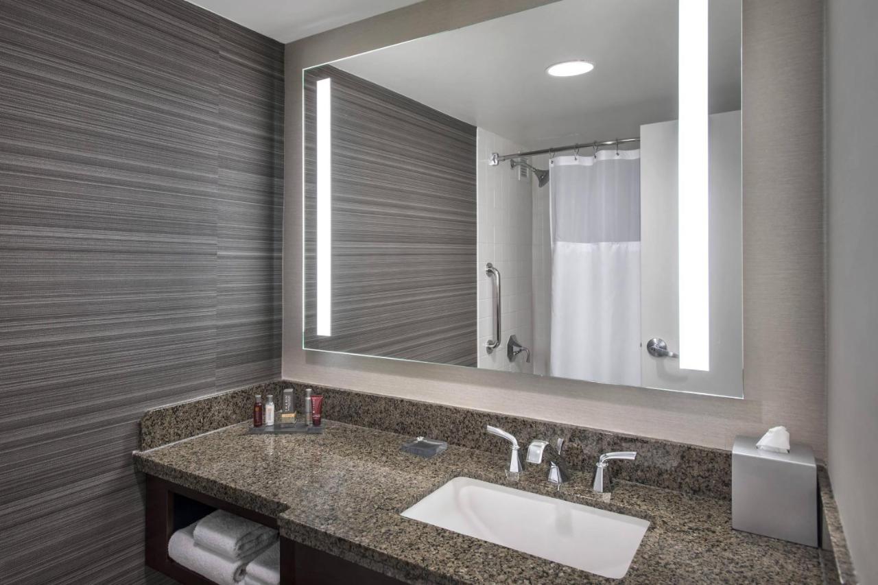 Concierge Level King at Newark Liberty International Airport Marriott