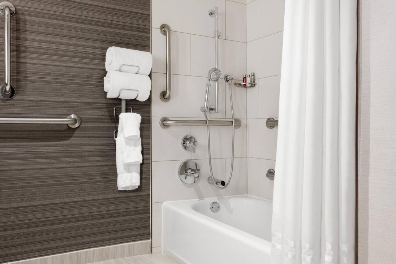 King Room with Adapted Tub - Mobility Accessible at Newark Liberty International Airport Marriott