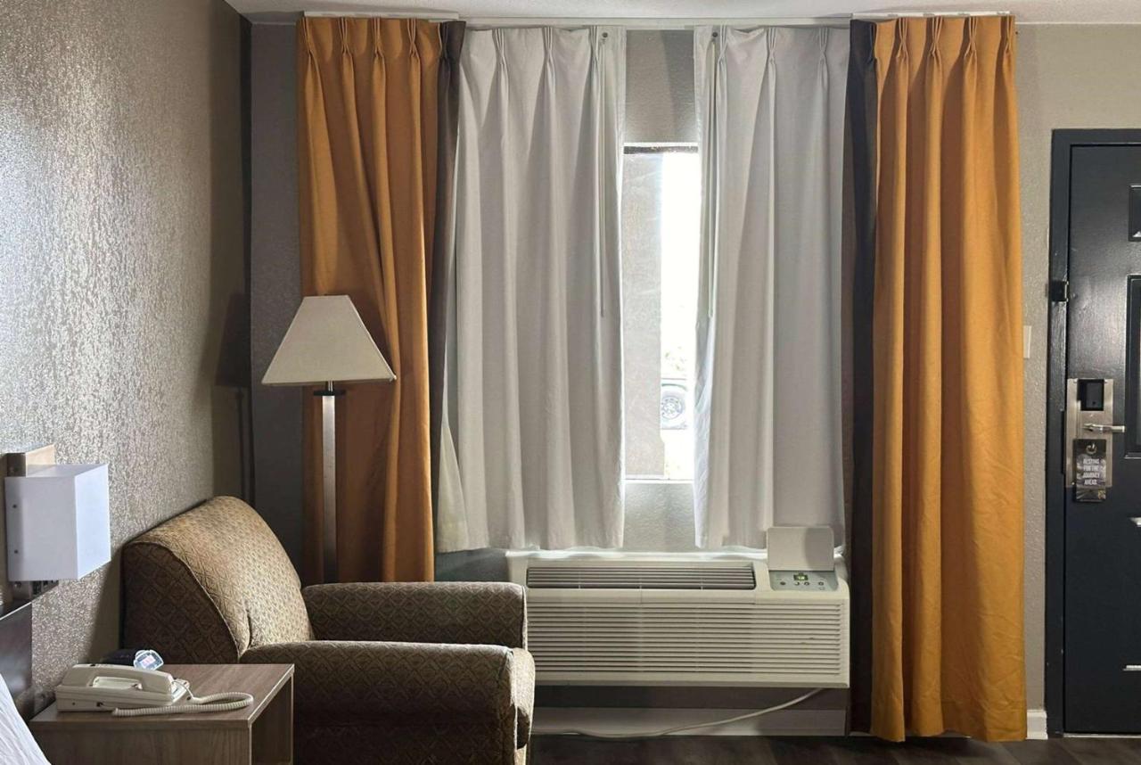 King Room - Mobility Access/Non-Smoking at Super 8 by Wyndham Monroe