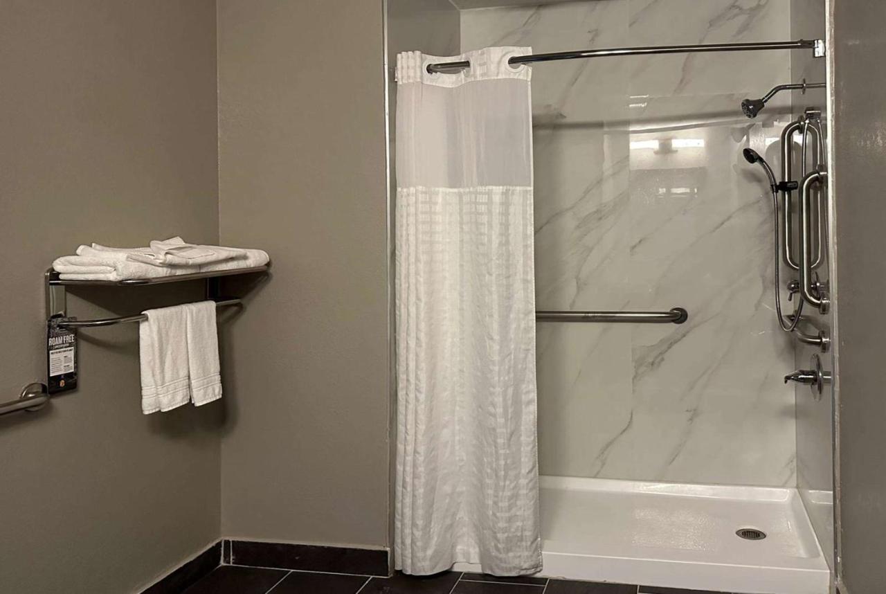 King Room - Mobility Access/Non-Smoking at Super 8 by Wyndham Monroe
