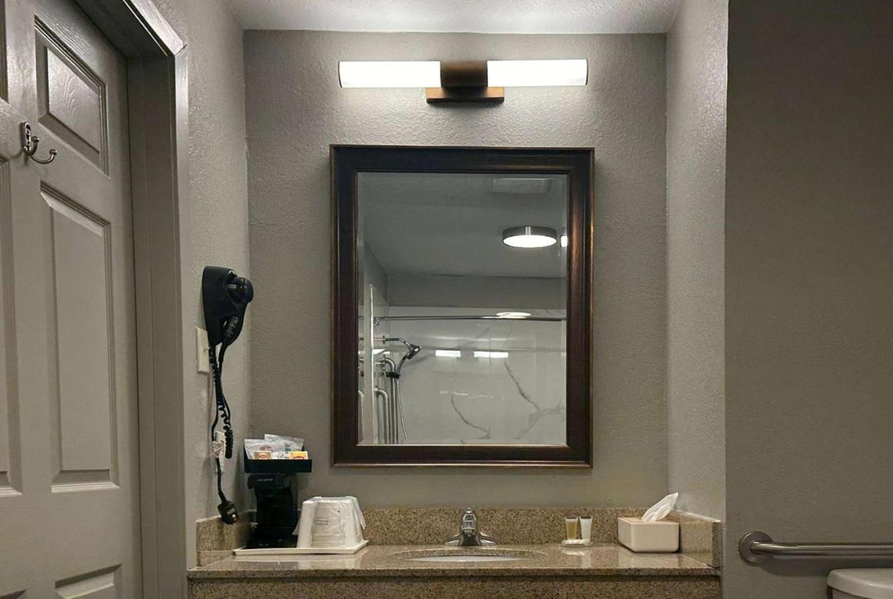 King Room - Mobility Access/Non-Smoking at Super 8 by Wyndham Monroe