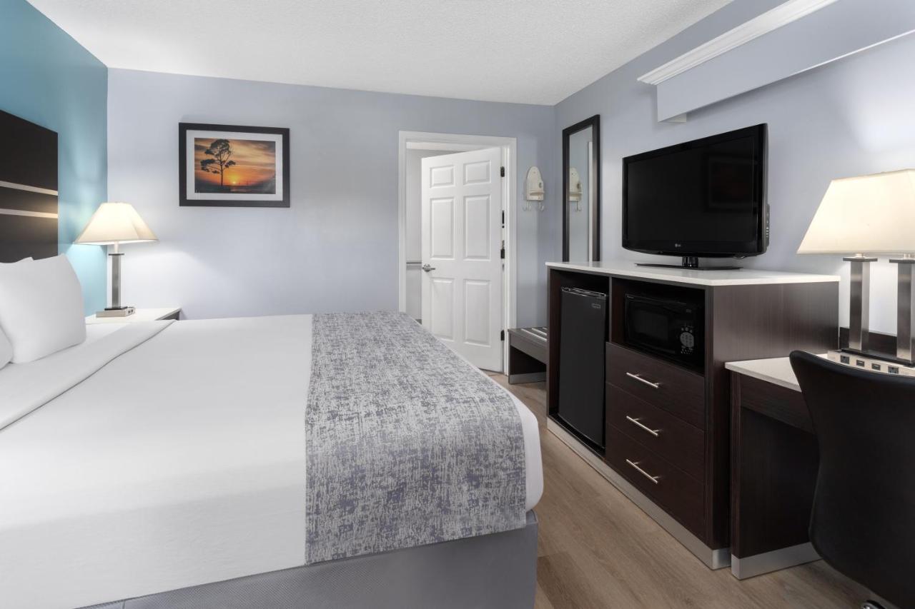King Room - Disability Access - Non-Smoking at Baymont by Wyndham Brunswick GA