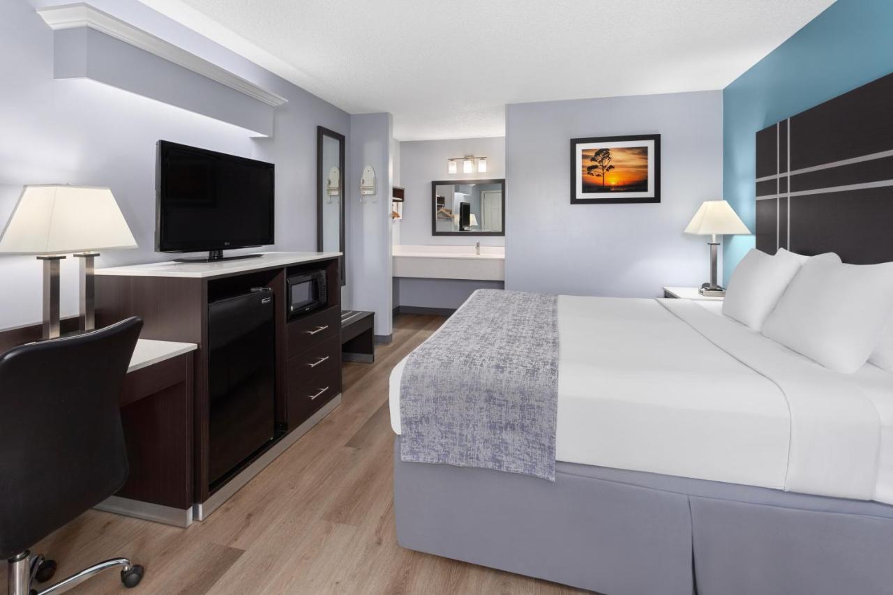 King Room - Non-Smoking at Baymont by Wyndham Brunswick GA