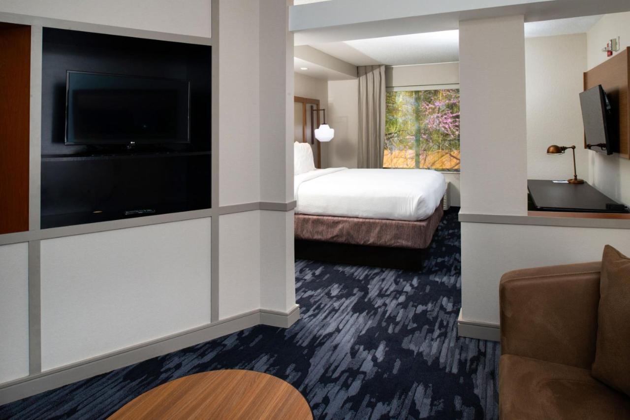 | Fairfield Inn & Suites Greensboro Wendover
