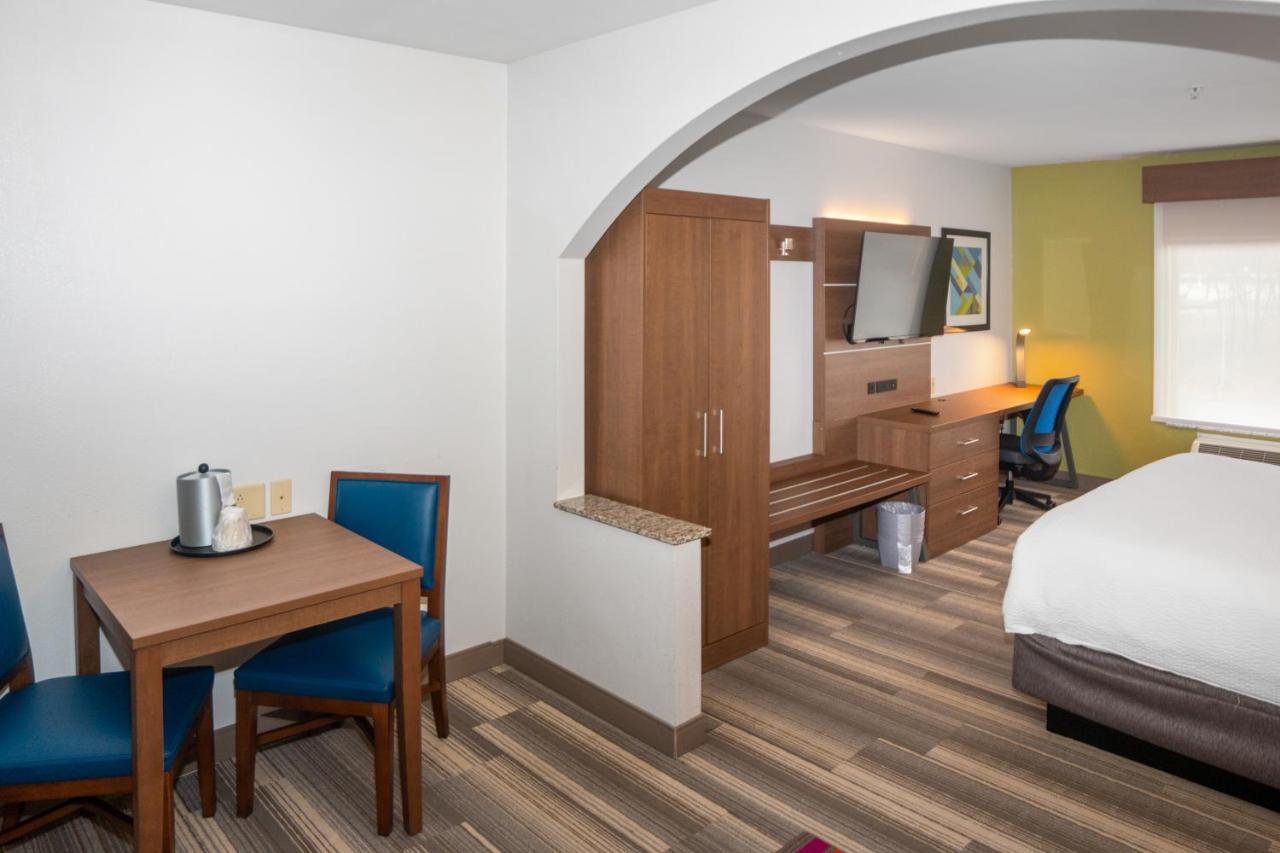King Suite - Non-Smoking at Holiday Inn Express & Suites Stroudsburg-Poconos by IHG