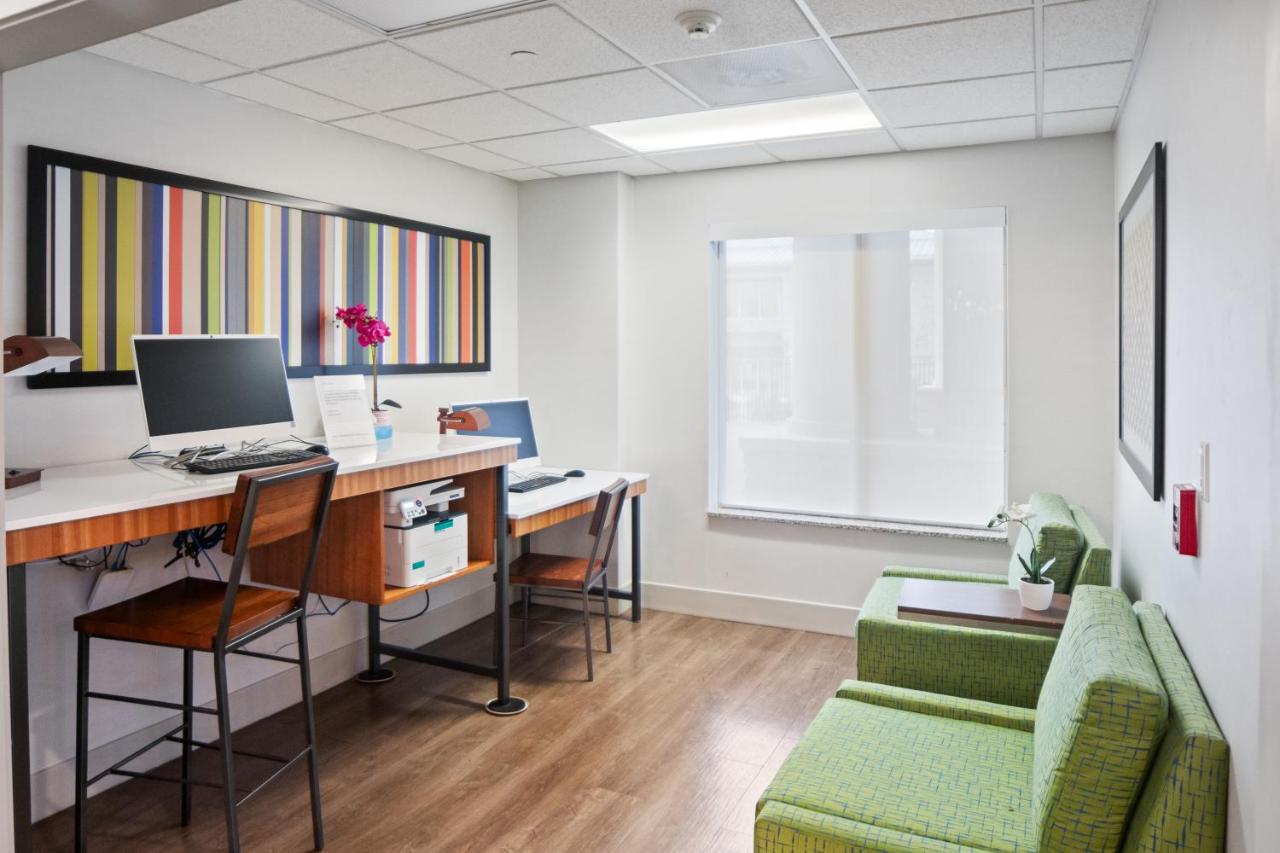 | Holiday Inn Express & Suites Stroudsburg-Poconos