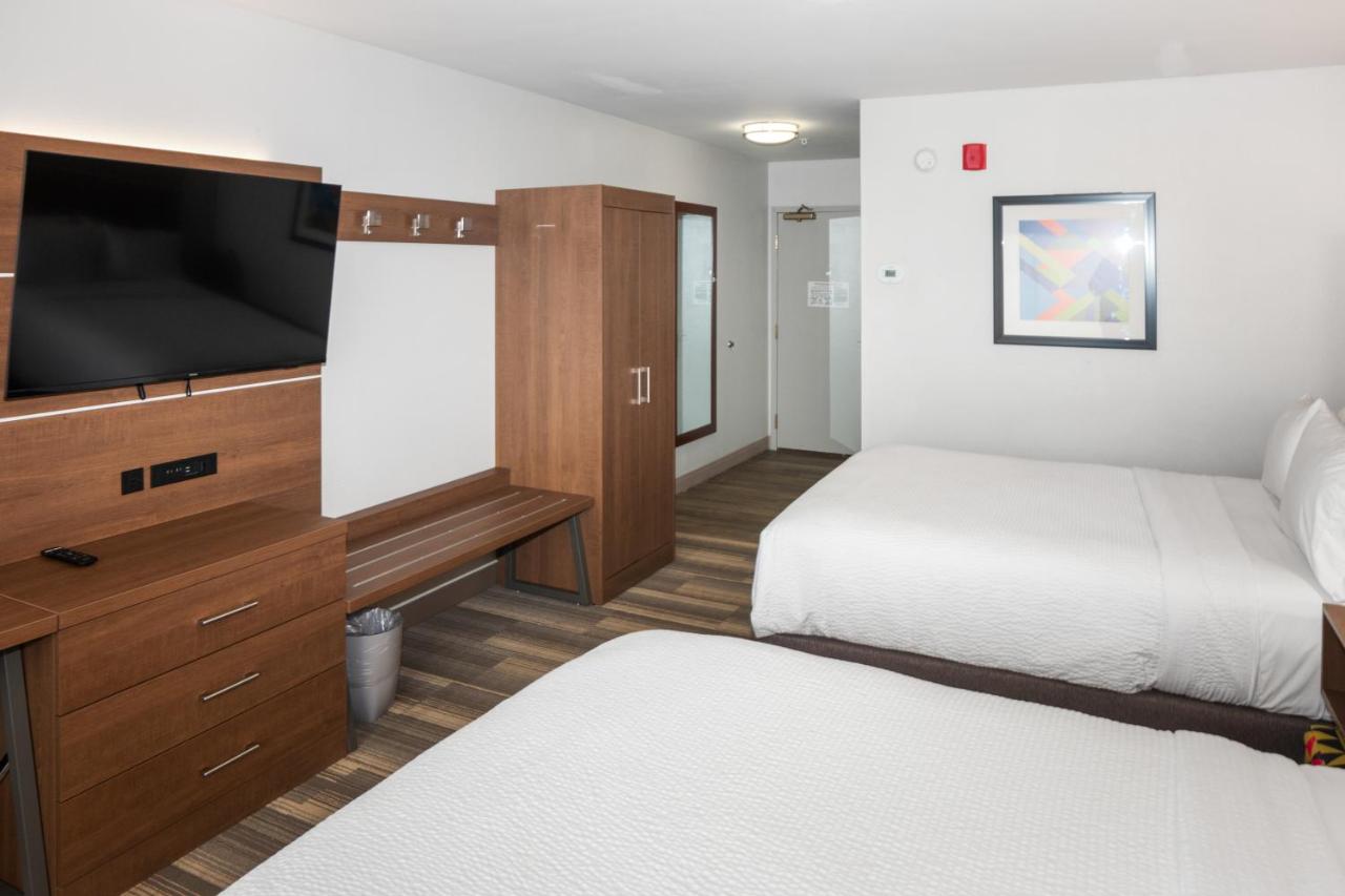 | Holiday Inn Express & Suites Stroudsburg-Poconos