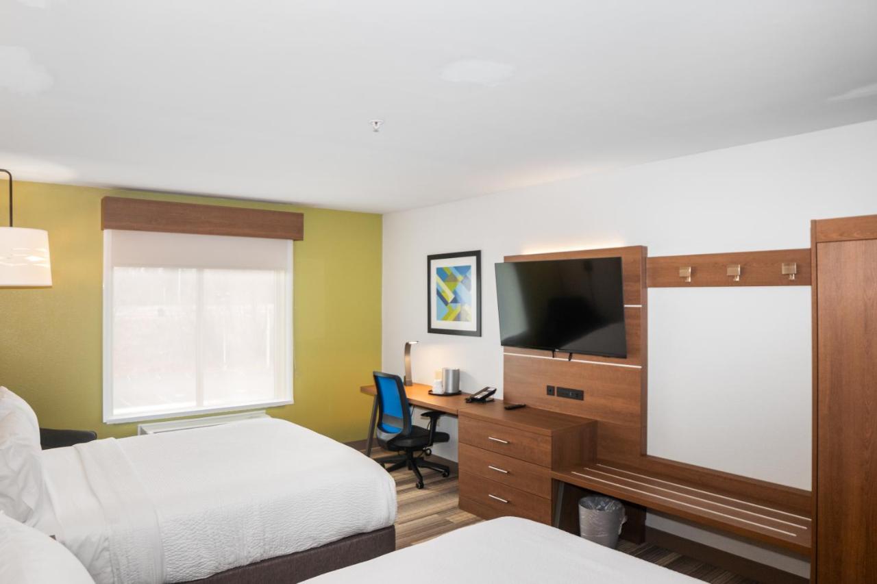 Queen Room with Two Queen Beds at Holiday Inn Express & Suites Stroudsburg-Poconos by IHG