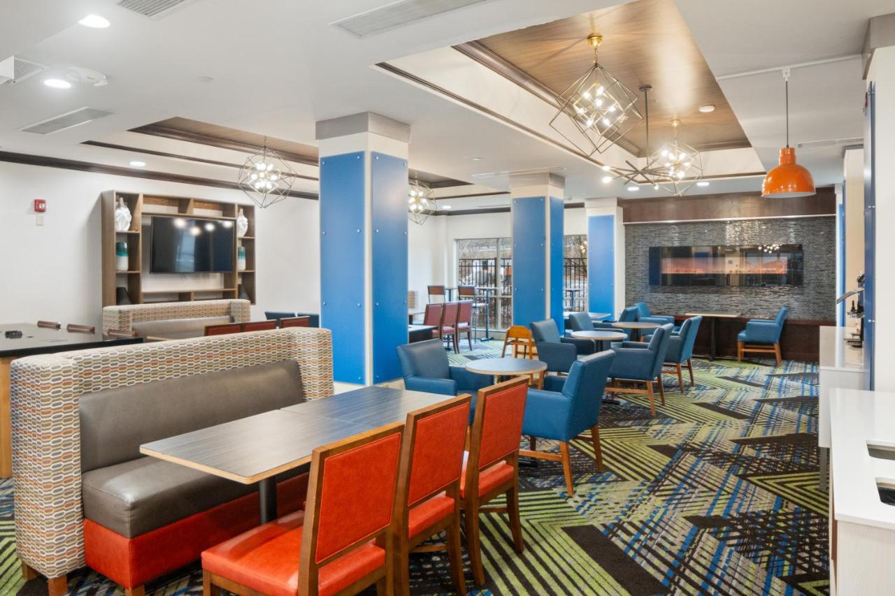 | Holiday Inn Express & Suites Stroudsburg-Poconos