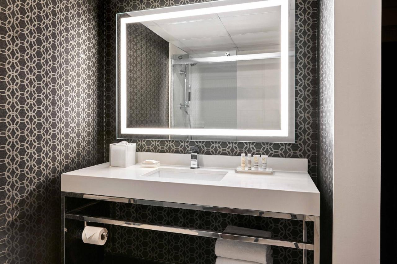 M Club Level, M Club lounge access, Guest room, 2 Double at Los Angeles Airport Marriott