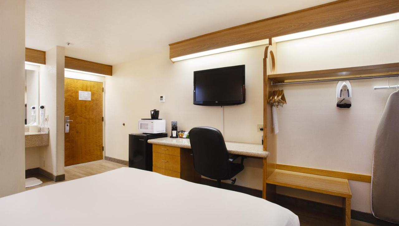 Queen Room - Non-Smoking at Mountain Home Inn