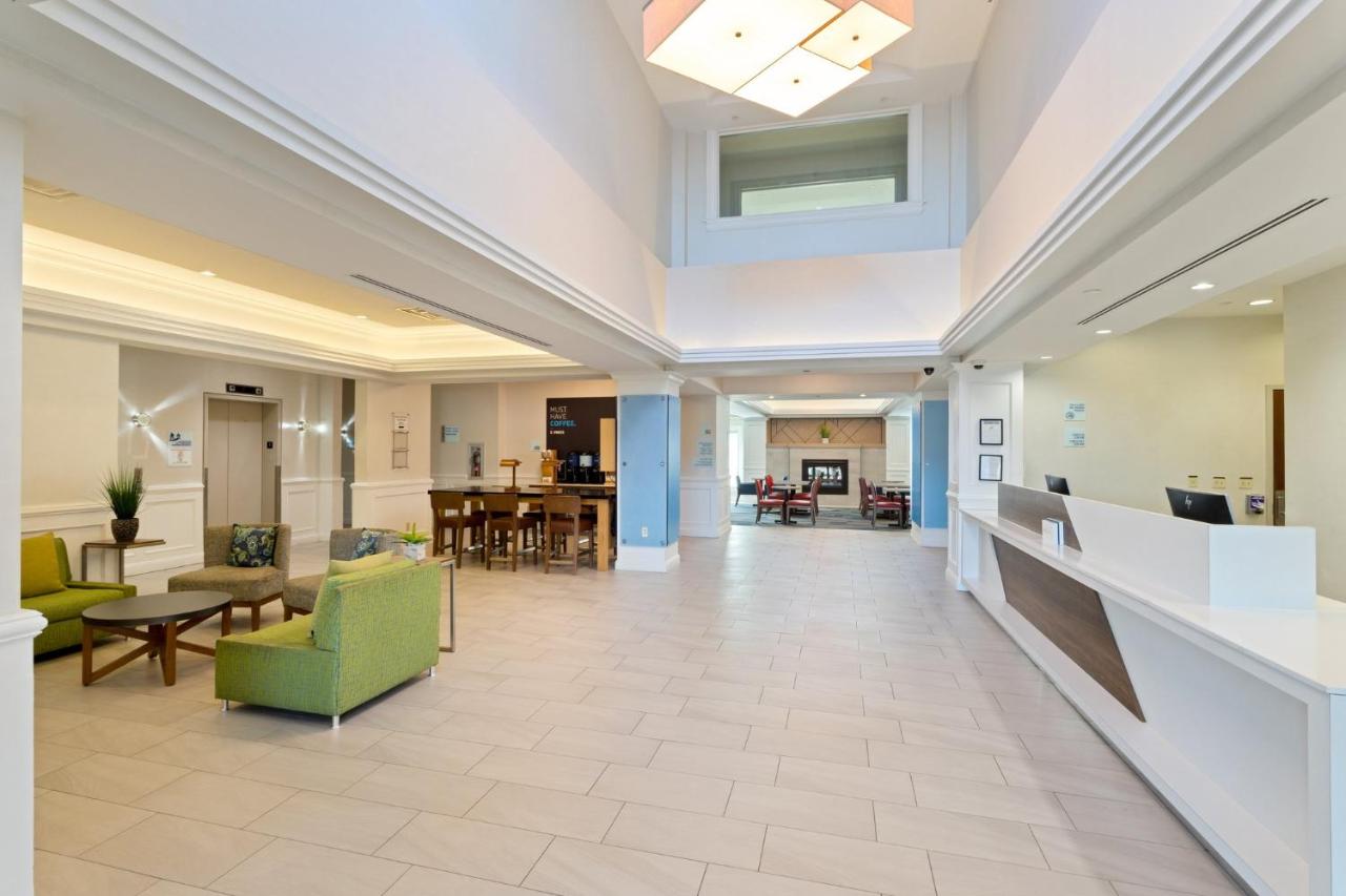 | Holiday Inn Express Hauppauge, an IHG Hotel