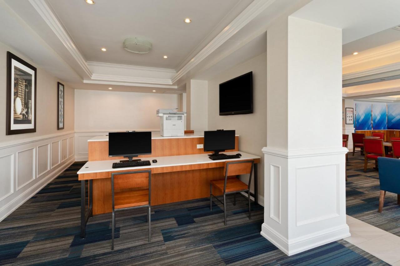 | Holiday Inn Express Hauppauge, an IHG Hotel