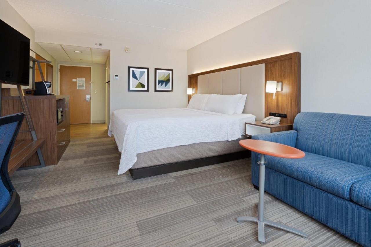 | Holiday Inn Express Hauppauge, an IHG Hotel