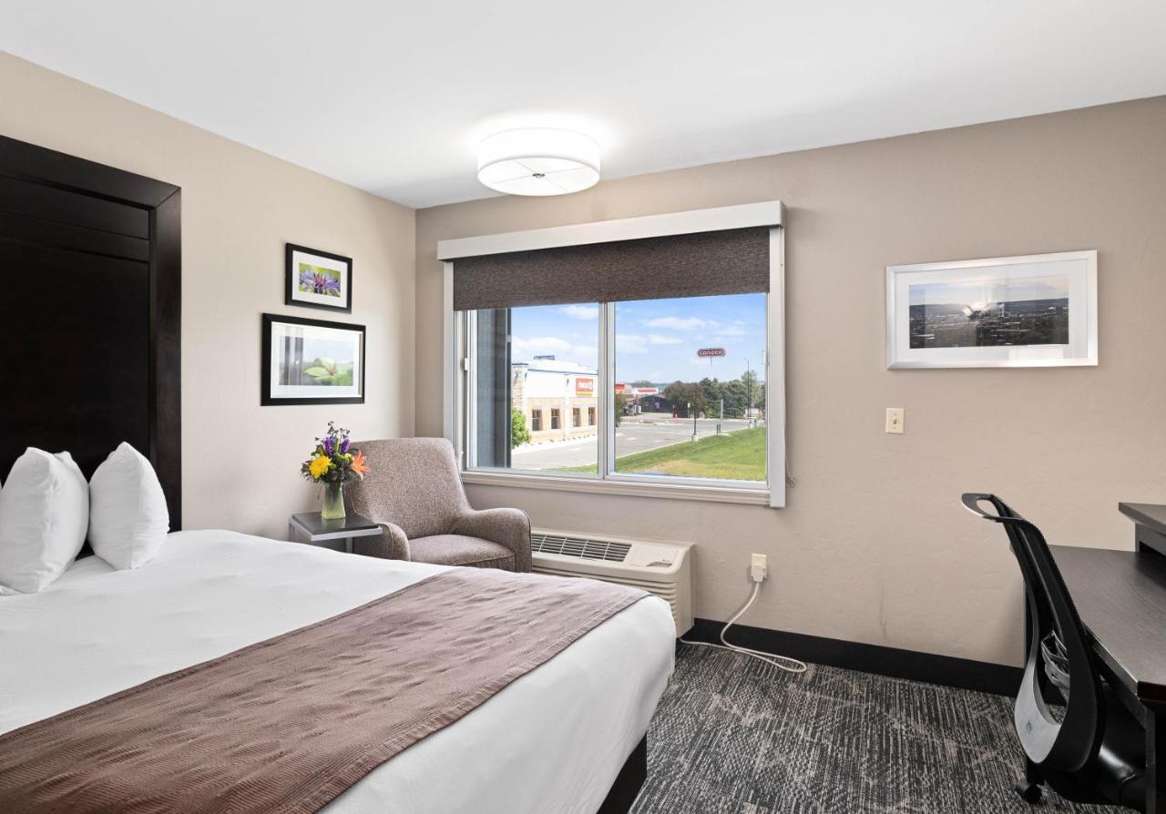 Queen Room with Two Queen Beds at Kelly Inn Billings Montana