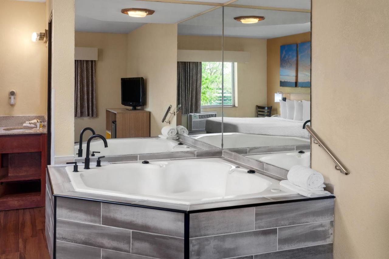 Queen Studio Suite - Non-Smoking at Days Inn by Wyndham Rockford