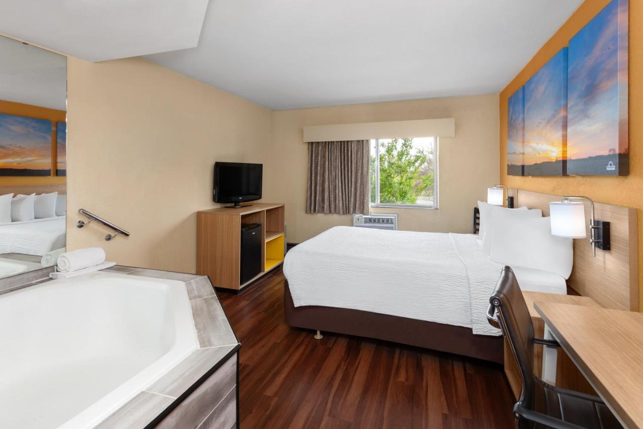 Queen Studio Suite - Non-Smoking at Days Inn by Wyndham Rockford