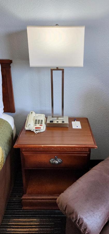 Queen Suite with Sofa Bed - Non-Smoking at All Towne Suites