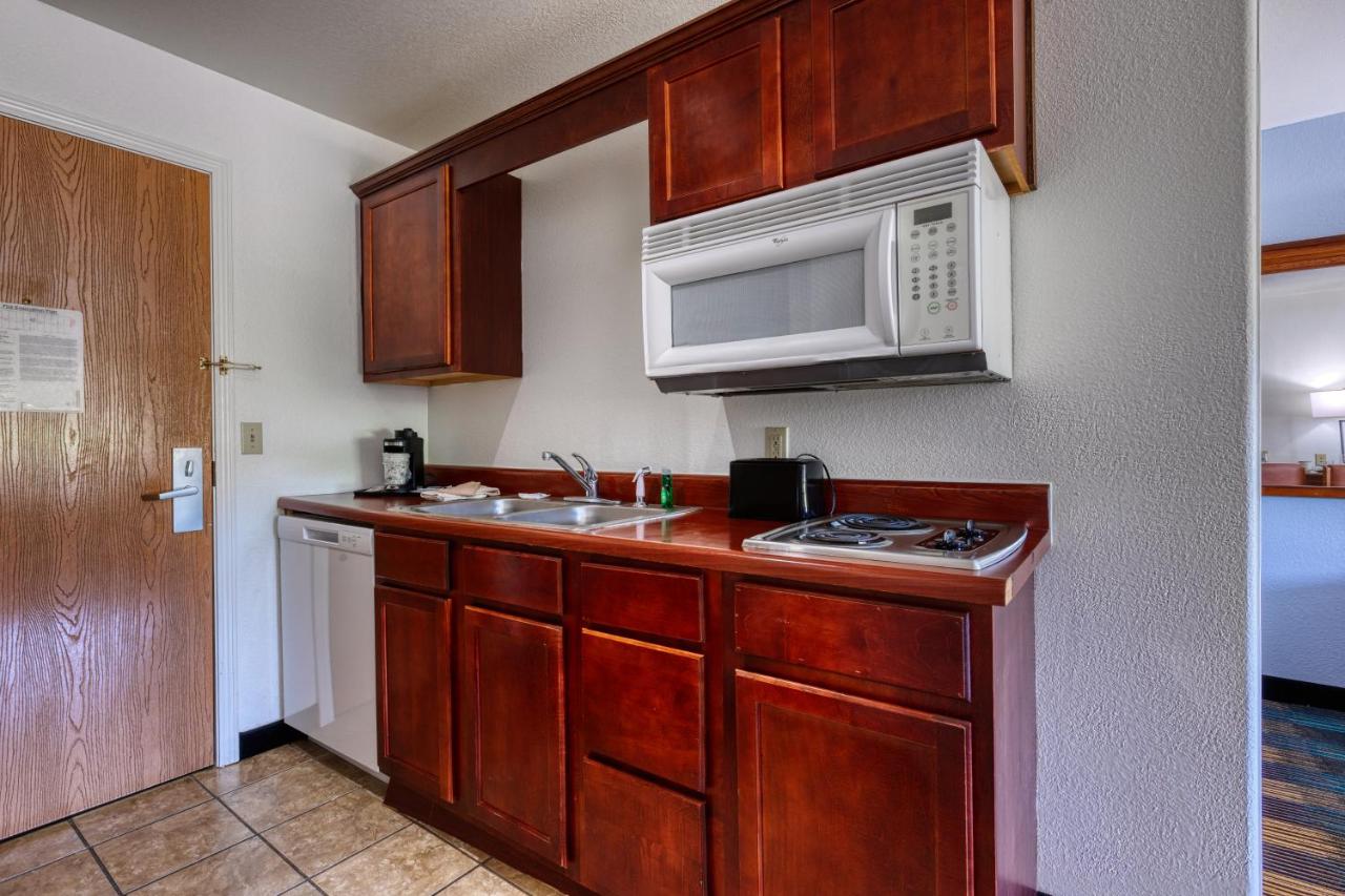 Queen Suite with Sofa Bed - Non-Smoking at All Towne Suites