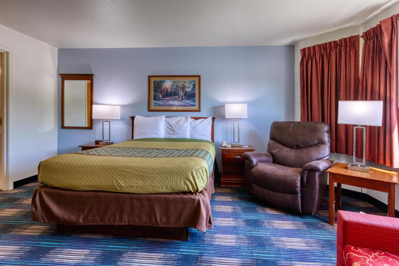 Queen Suite with Sofa Bed - Non-Smoking at All Towne Suites