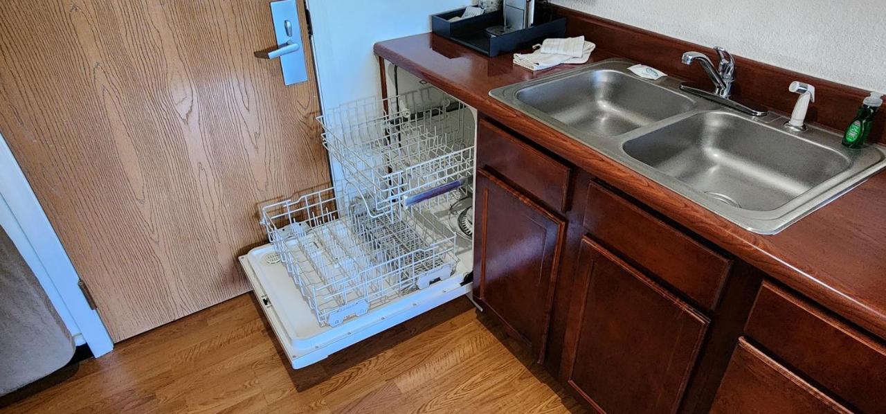 Double Room with Shared Bathroom at All Towne Suites