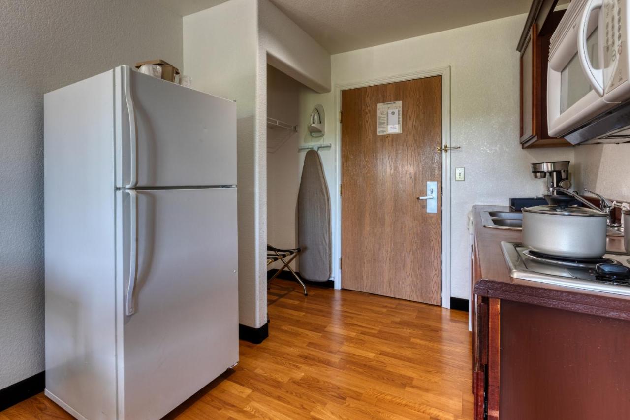 Double Room with Shared Bathroom at All Towne Suites