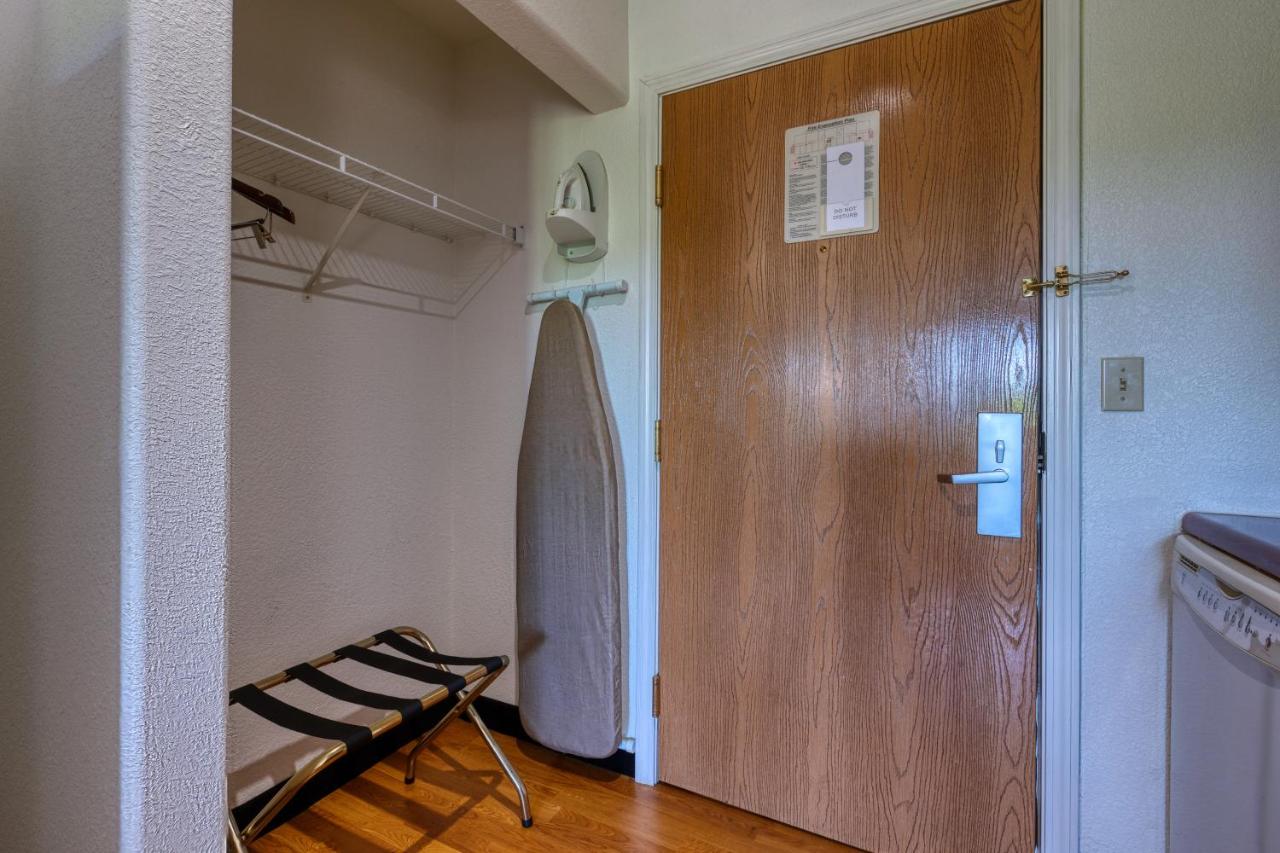 Double Room with Shared Bathroom at All Towne Suites