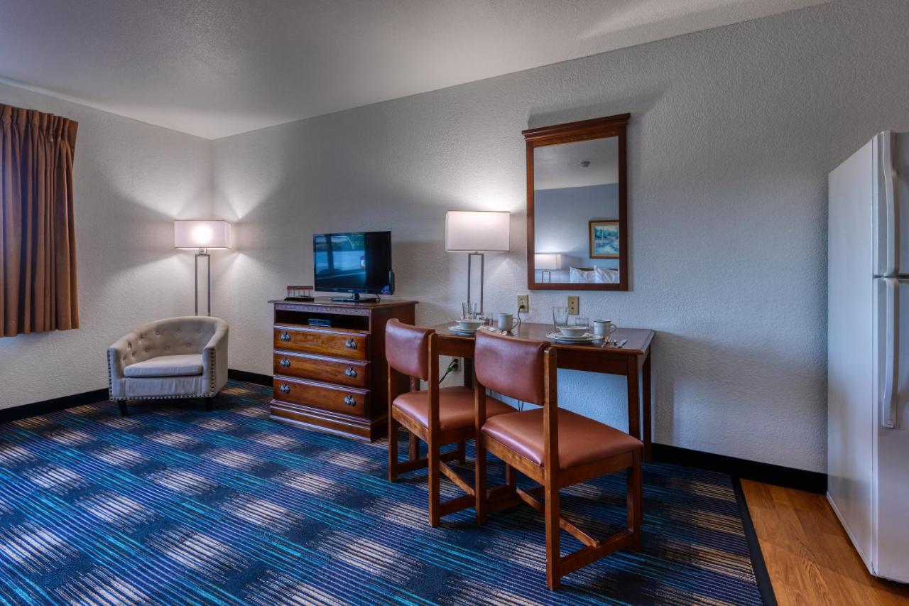 Double Room with Shared Bathroom at All Towne Suites