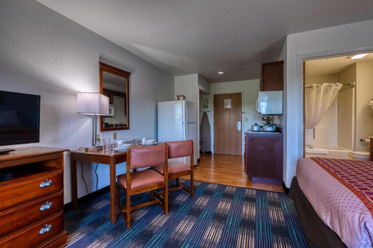 Double Room with Shared Bathroom at All Towne Suites