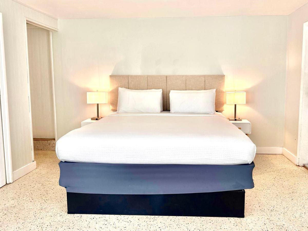 Deluxe King Room at North Beach Hotel
