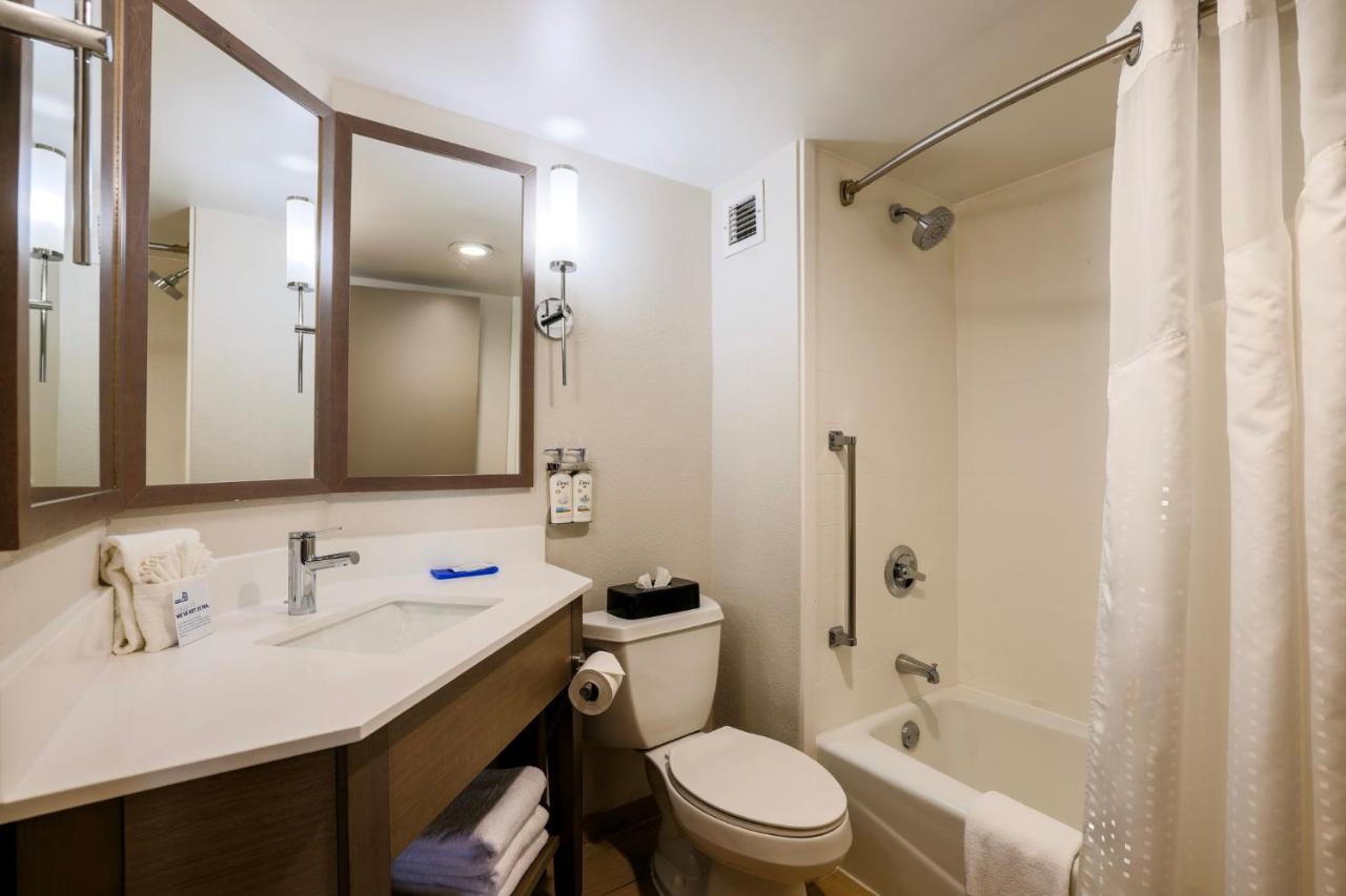 King Room at Holiday Inn Express Burlington by IHG