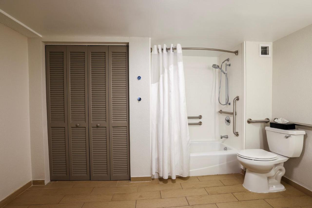 Queen Room with Bath Tub - Disability Access/Non-Smoking at Holiday Inn Express Burlington by IHG