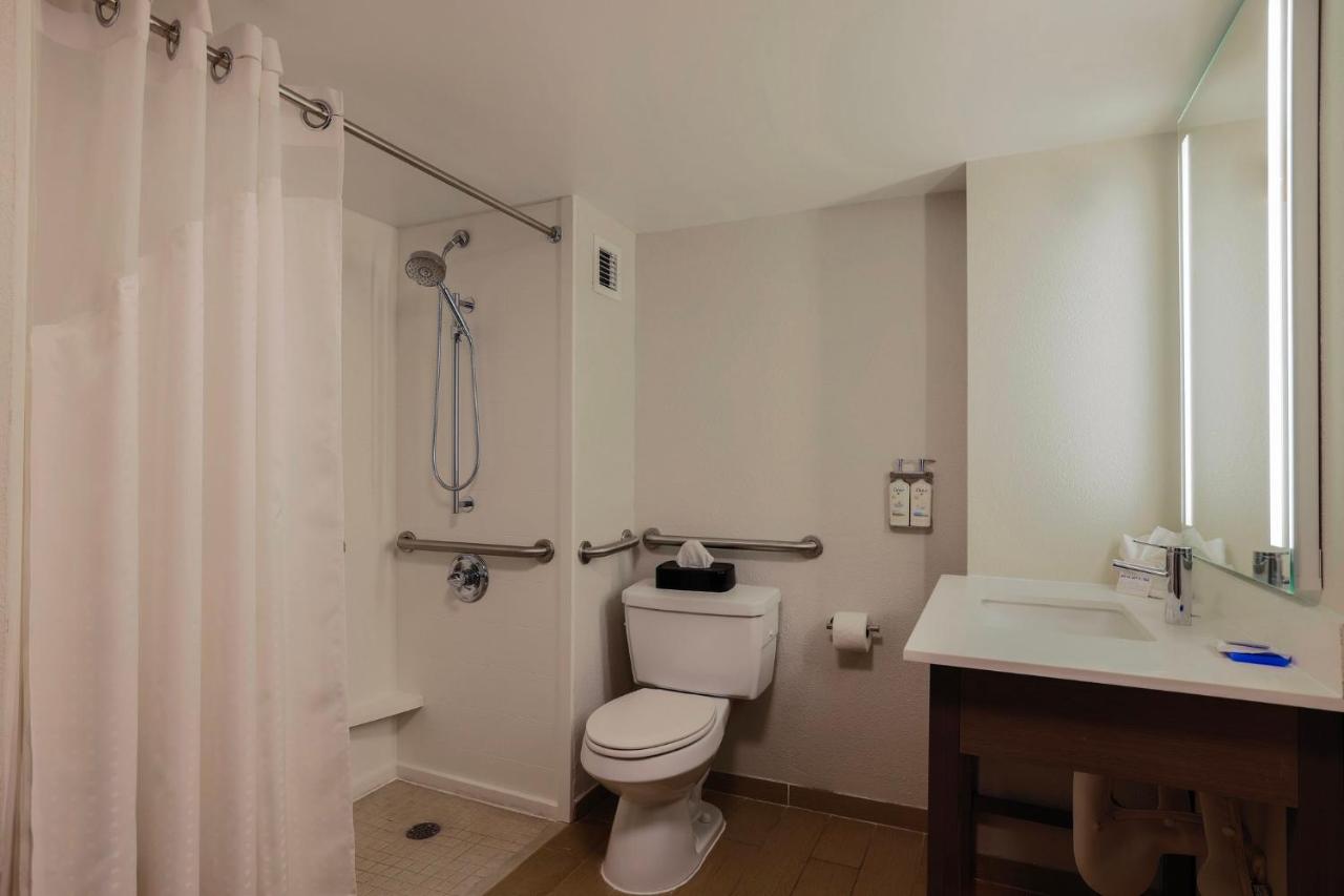 Queen Room with Roll-In Shower - Disability Access - Non-Smoking at Holiday Inn Express Burlington by IHG