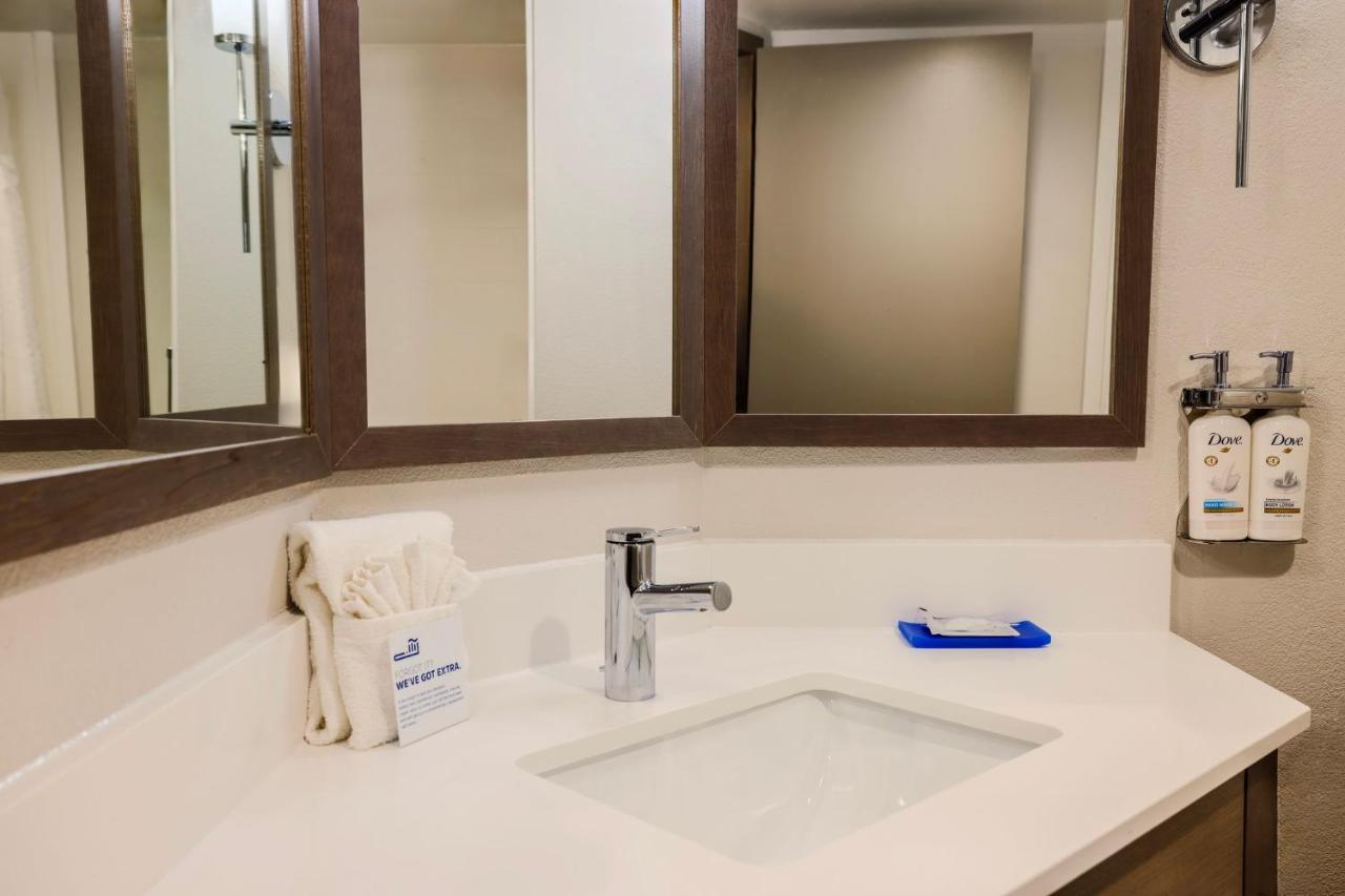King Room at Holiday Inn Express Burlington by IHG