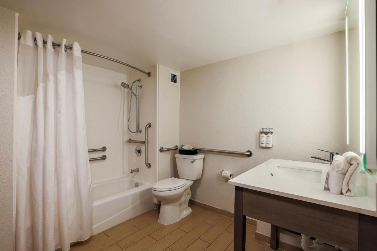 Queen Room with Bath Tub - Disability Access/Non-Smoking at Holiday Inn Express Burlington by IHG