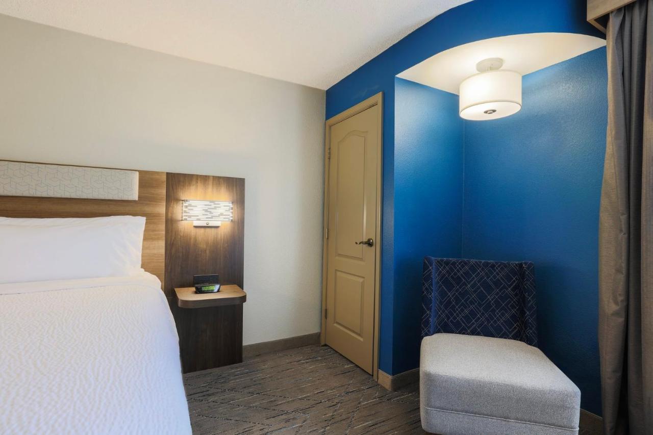 King Room at Holiday Inn Express Burlington by IHG
