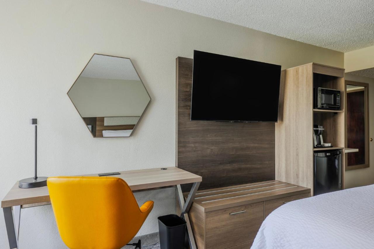 King Room at Holiday Inn Express Burlington by IHG