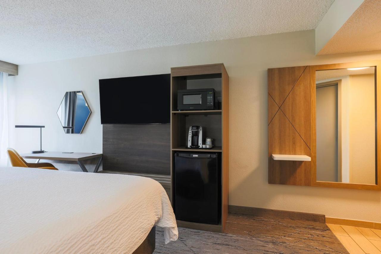 King Room at Holiday Inn Express Burlington by IHG