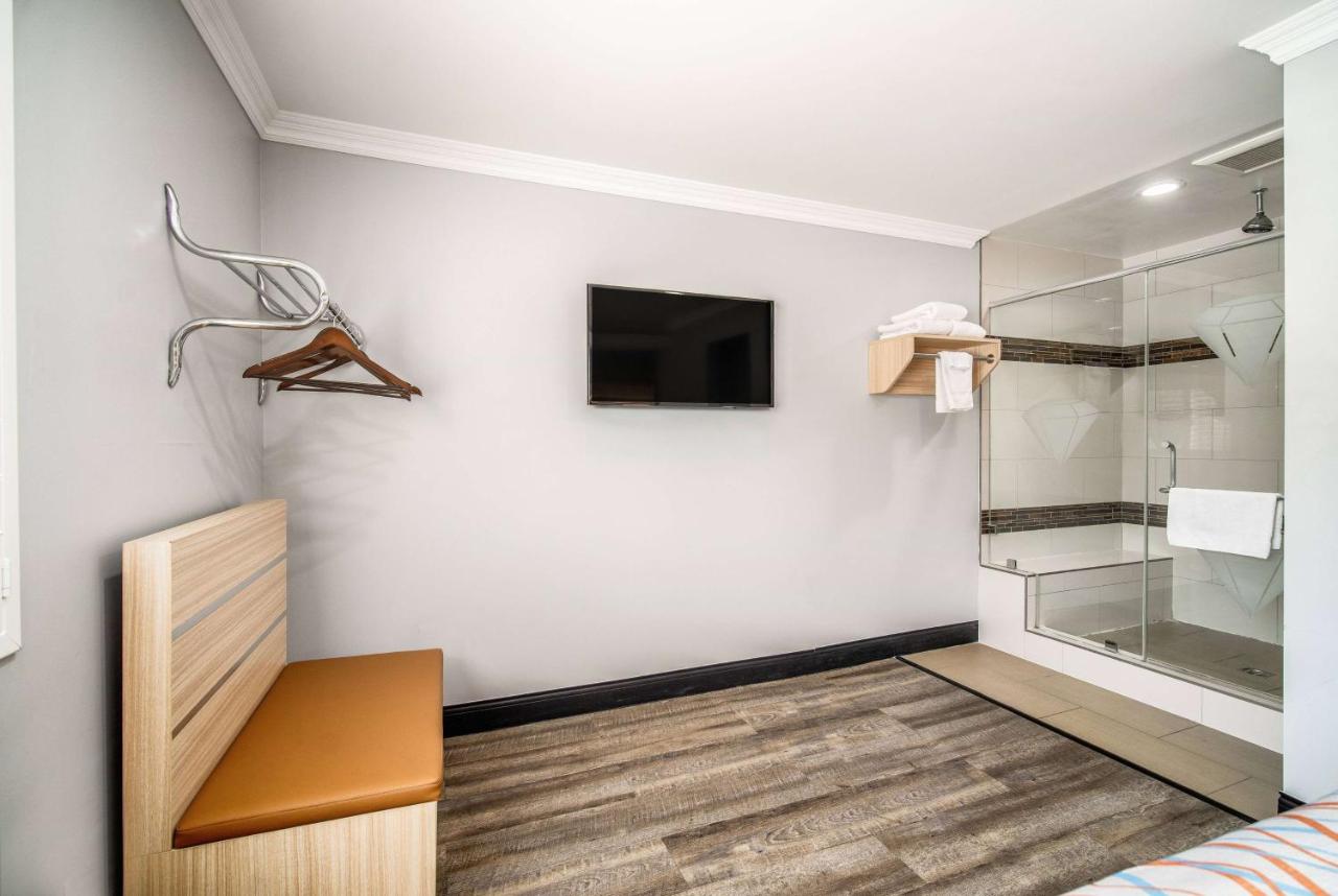 Queen Suite - Non-Smoking at Travelodge Inn & Suites by Wyndham Bell Los Angeles Area