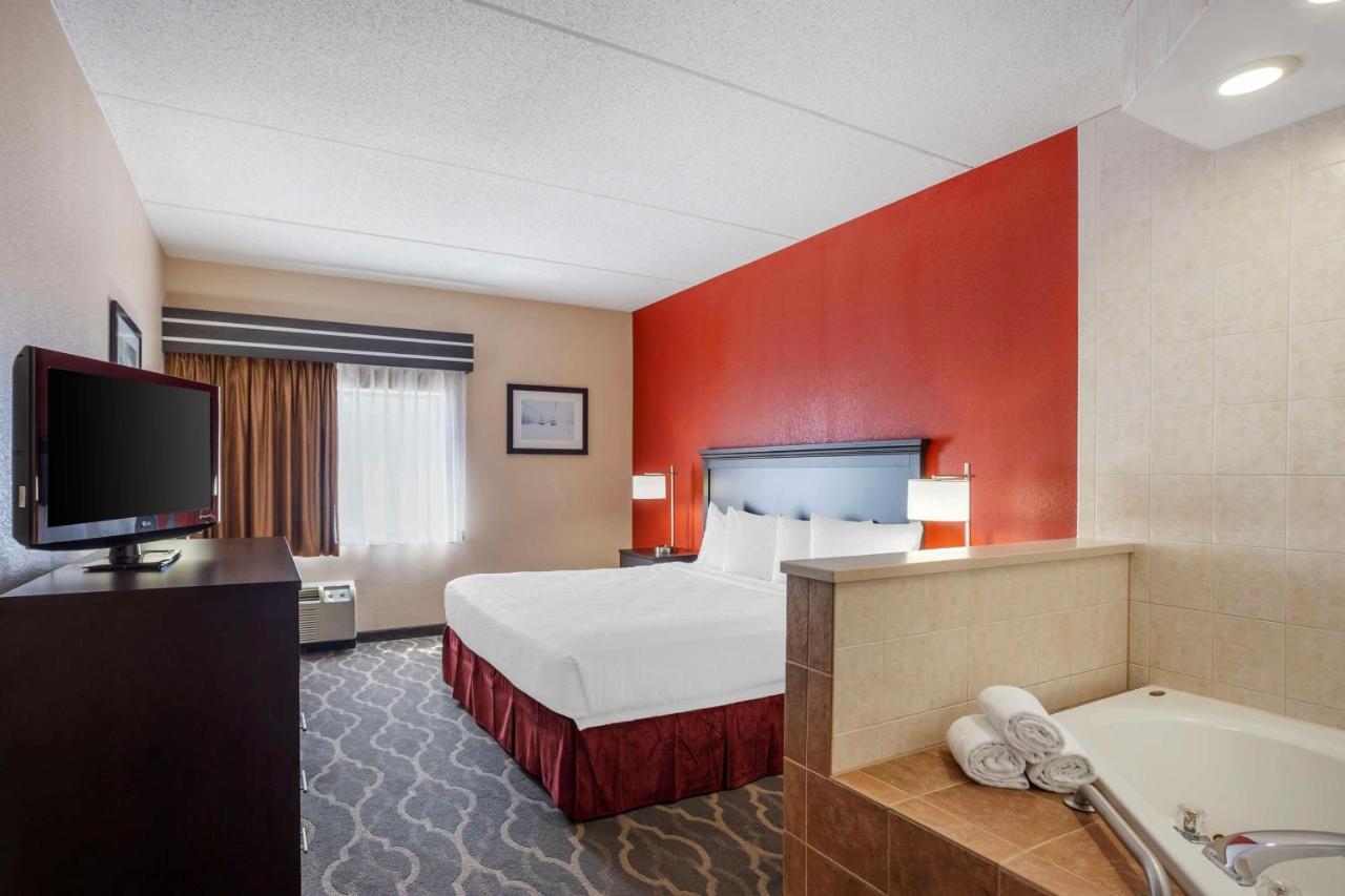 King Room with Sofa Bed at Best Western Inn At Blakeslee-pocono