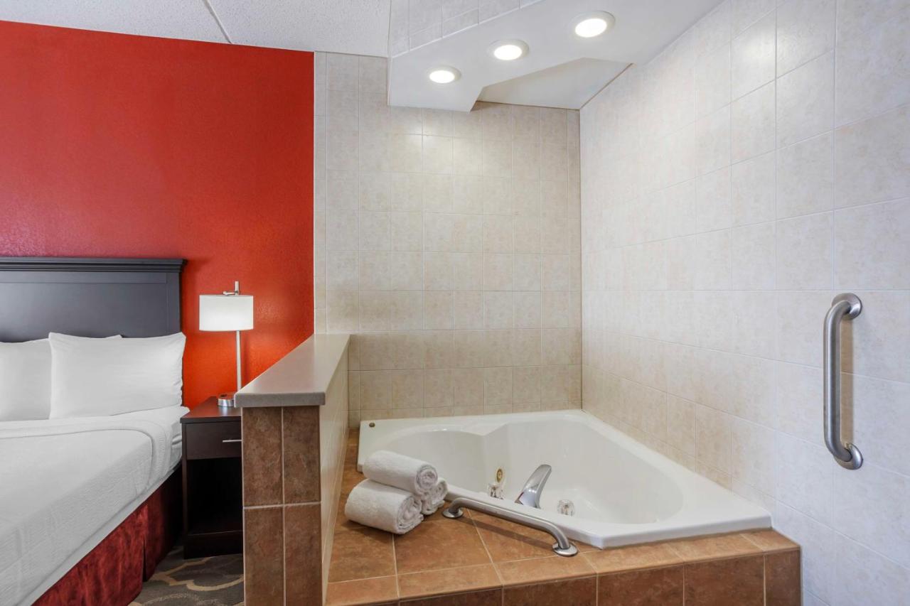 King Room with Sofa Bed at Best Western Inn At Blakeslee-pocono