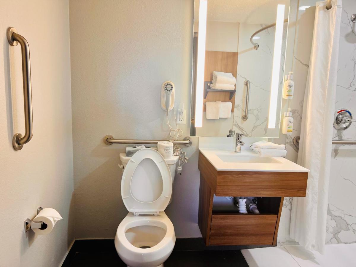Queen Room - Disability Access - Non-Smoking at Microtel Inn by Wyndham Lexington