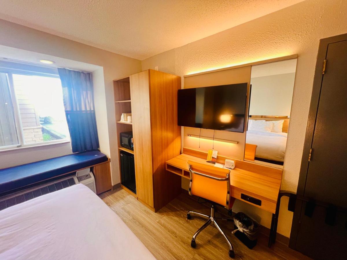 Queen Room - Disability Access - Non-Smoking at Microtel Inn by Wyndham Lexington