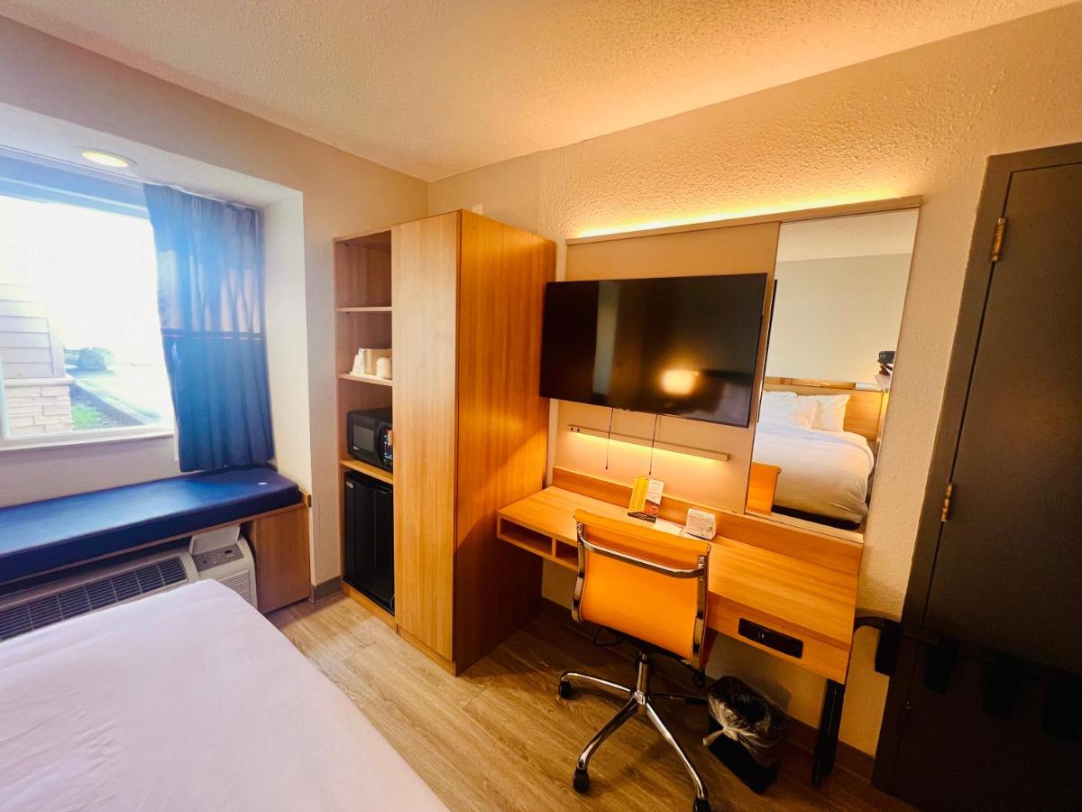 Queen Room - Disability Access - Non-Smoking at Microtel Inn by Wyndham Lexington