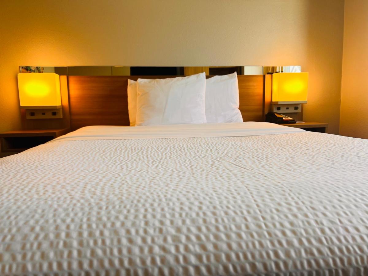 Queen Room - Disability Access - Non-Smoking at Microtel Inn by Wyndham Lexington