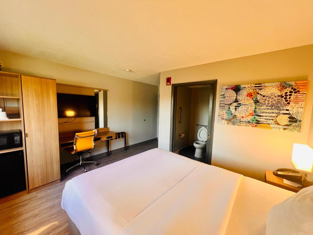 Queen Room - Disability Access - Non-Smoking at Microtel Inn by Wyndham Lexington